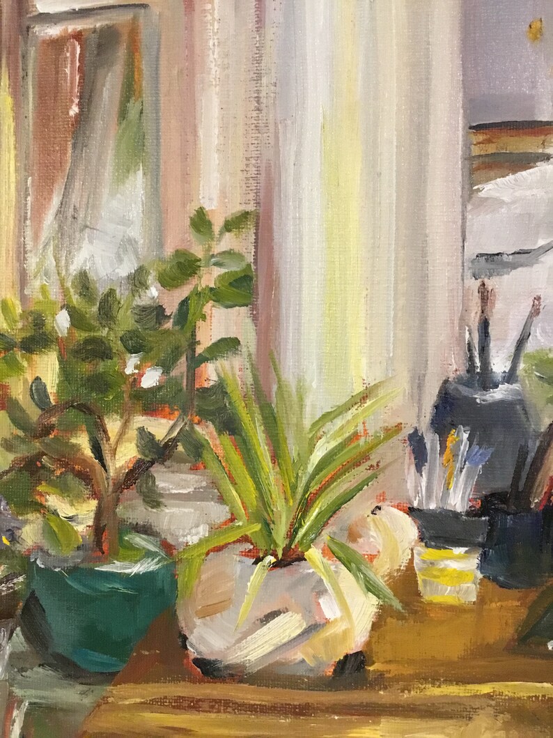 Puede incluir: Una pintura al &oacute;leo representa una naturaleza muerta con plantas en macetas sobre una superficie de madera. Una planta de jade en una maceta verde y una planta espinosa en una maceta blanca est&aacute;n en primer plano. Pinceles y otros &uacute;tiles de arte son visibles en el fondo.