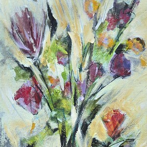 Pode incluir: Uma pintura abstrata apresentando um buqu&ecirc; de flores em tons de vermelho profundo, roxo, laranja e verde sobre um fundo amarelo p&aacute;lido. A obra utiliza pinceladas vis&iacute;veis e linhas escuras para definir as formas florais, assinada Bignell.