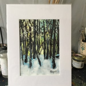 Puede incluir: Una pintura de acuarela enmarcada que representa una escena de bosque nevado con &aacute;rboles altos y oscuros y un cielo azul claro. La firma del artista, "Bignell", est&aacute; en la esquina inferior derecha.