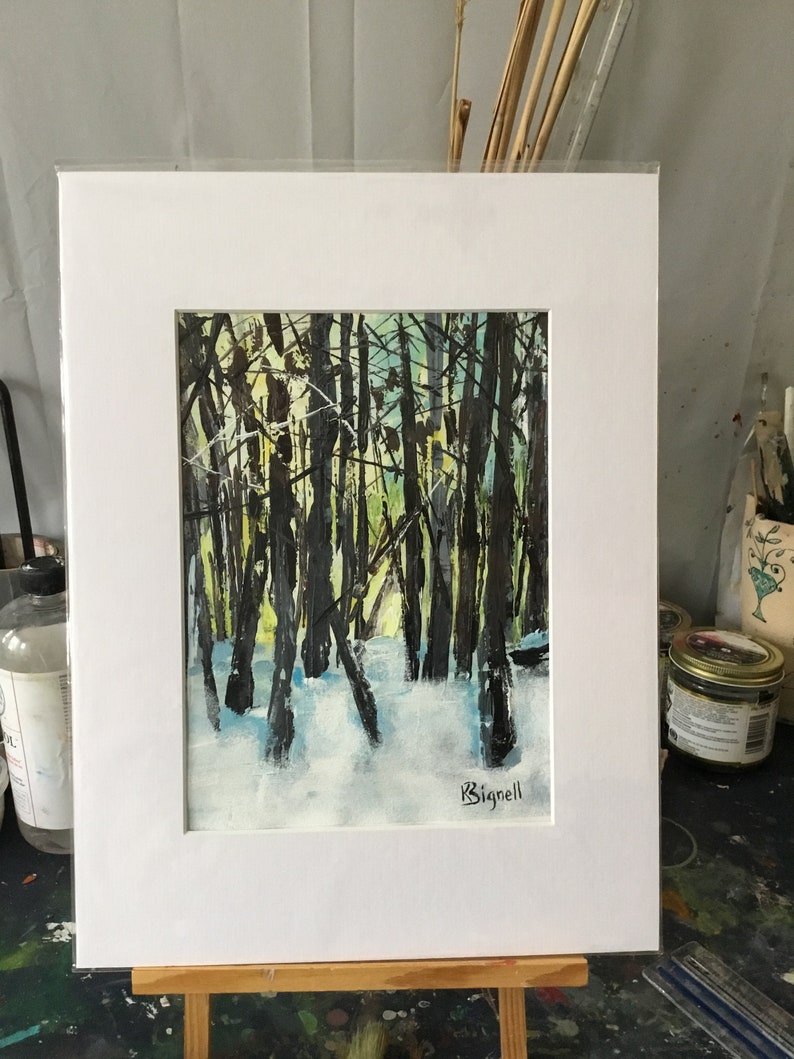 Puede incluir: Una pintura de acuarela enmarcada que representa una escena de bosque nevado con &aacute;rboles altos y oscuros y un cielo azul claro. La firma del artista, "Bignell", est&aacute; en la esquina inferior derecha.