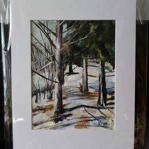 K&ouml;nnte beinhalten: Ein Aquarellbild, das eine verschneite Waldszene mit hohen B&auml;umen und einem hellblauen Himmel zeigt. Das Bild ist in einem wei&szlig;en Passepartout gerahmt und tr&auml;gt die Unterschrift des K&uuml;nstlers "Bignell" in der rechten unteren Ecke.
