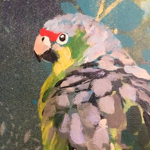 Puede incluir: Un primer plano de un loro verde y gris con un pico rojo y una mancha amarilla en el pecho. El loro est&aacute; pintado en un estilo estilizado y abstracto.