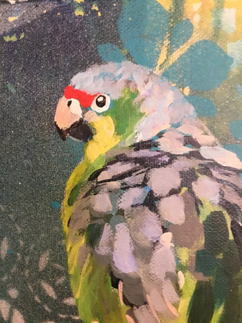 Puede incluir: Un primer plano de un loro verde y gris con un pico rojo y una mancha amarilla en el pecho. El loro est&aacute; pintado en un estilo estilizado y abstracto.