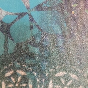Puede incluir: Primer plano de una superficie texturizada de color azul turquesa con un patr&oacute;n floral blanco. El patr&oacute;n se repite en toda la imagen, creando una sensaci&oacute;n de profundidad y textura.