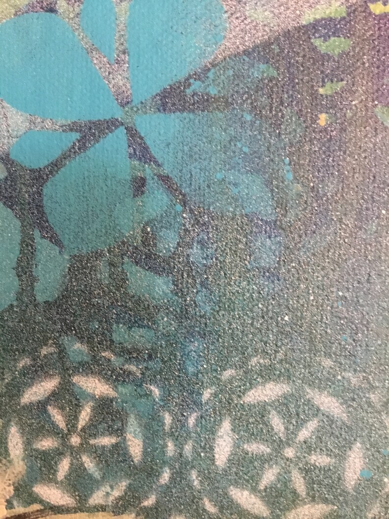 Puede incluir: Primer plano de una superficie texturizada de color azul turquesa con un patr&oacute;n floral blanco. El patr&oacute;n se repite en toda la imagen, creando una sensaci&oacute;n de profundidad y textura.