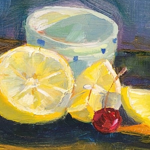 Puede incluir: Una pintura al &oacute;leo de naturaleza muerta con limones en rodajas, cerezas y una taza verde claro con detalles azules. Los limones son amarillos y las cerezas son rojas. El fondo es azul oscuro y verde.
