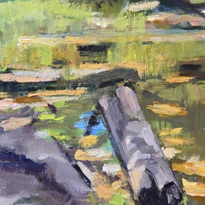 Puede incluir: Pintura al &oacute;leo de un paisaje acu&aacute;tico con un tronco ca&iacute;do. La obra presenta una paleta de verdes, amarillos y azules, con pinceladas visibles. El tronco es gris y negro, descansando en el agua, con un fondo borroso de follaje.