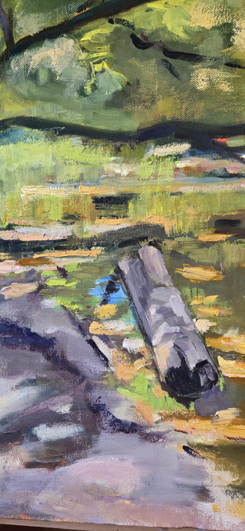 Puede incluir: Pintura al &oacute;leo de un paisaje acu&aacute;tico con un tronco ca&iacute;do. La obra presenta una paleta de verdes, amarillos y azules, con pinceladas visibles. El tronco es gris y negro, descansando en el agua, con un fondo borroso de follaje.