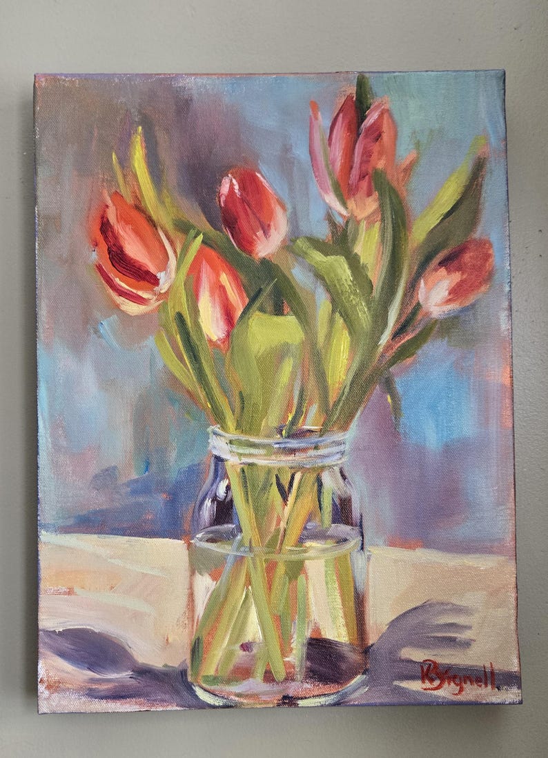 Puede incluir: Pintura al &oacute;leo de tulipanes rojos en un tarro de cristal transparente. Las flores tienen tallos y hojas verdes. El fondo es una mezcla de azul, morado y blanco. La pintura est&aacute; firmada en la esquina inferior derecha.
