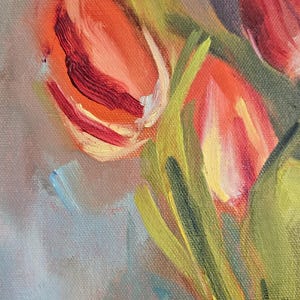 Puede incluir: Pintura al &oacute;leo de un ramo de tulipanes rojos y amarillos en un jarr&oacute;n de cristal. Las pinceladas son visibles, creando un efecto texturizado. El fondo es una mezcla de azules, verdes y morados.