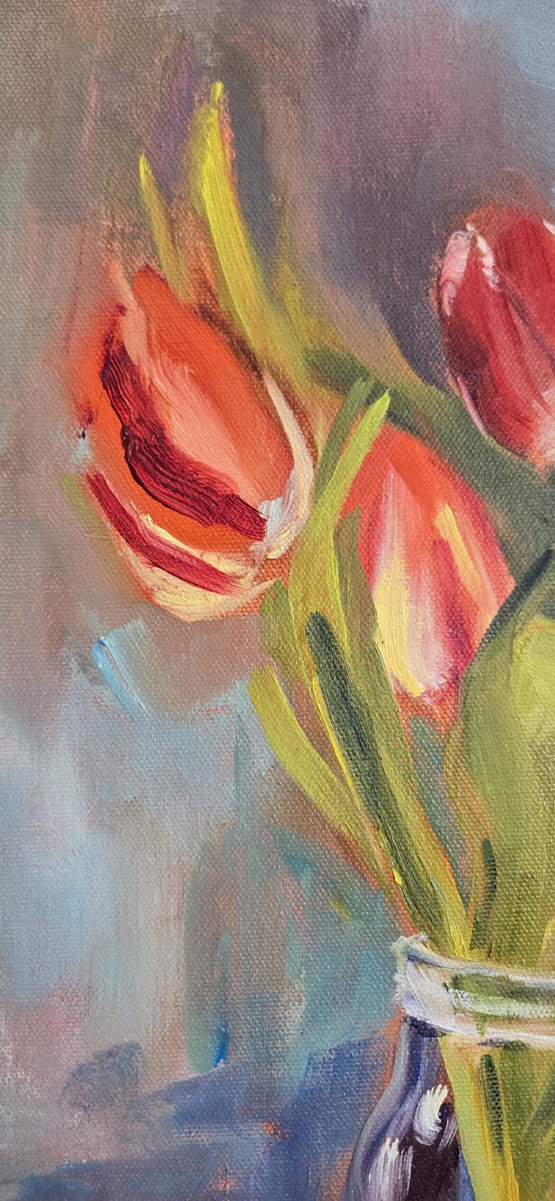 Puede incluir: Pintura al &oacute;leo de un ramo de tulipanes rojos y amarillos en un jarr&oacute;n de cristal. Las pinceladas son visibles, creando un efecto texturizado. El fondo es una mezcla de azules, verdes y morados.