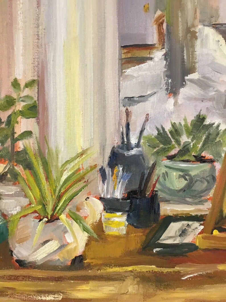 Puede incluir: Una pintura al &oacute;leo representa una naturaleza muerta con una ventana, plantas y materiales de arte. Un jarr&oacute;n blanco contiene una planta verde con hojas largas. Pinceles y l&aacute;pices est&aacute;n en un recipiente negro. Una peque&ntilde;a imagen enmarcada descansa sobre una superficie de madera.