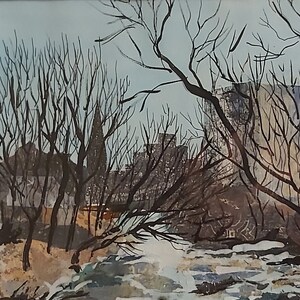 Puede incluir: Pintura a la acuarela de un paisaje invernal con &aacute;rboles desnudos, un campanario y un paisaje urbano al fondo. La paleta de colores incluye tonos de marr&oacute;n, gris y azul, creando una escena serena y atmosf&eacute;rica.