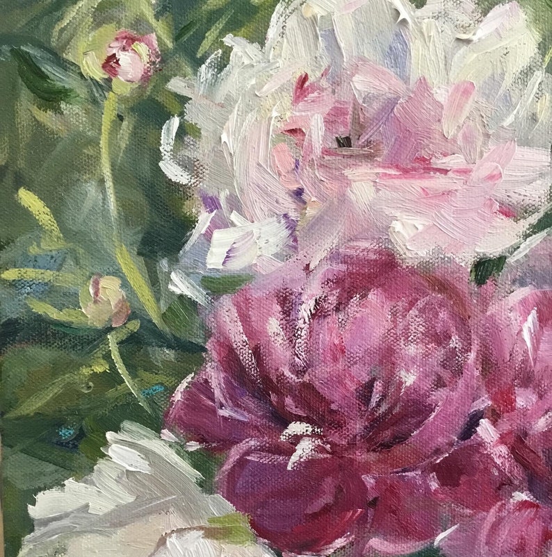 Pu&ograve; includere: Dipinto a olio di peonie in piena fioritura. I fiori sono un mix di bianco, rosa chiaro e magenta intenso, con fogliame verde sullo sfondo. Le pennellate sono visibili, creando un effetto strutturato.