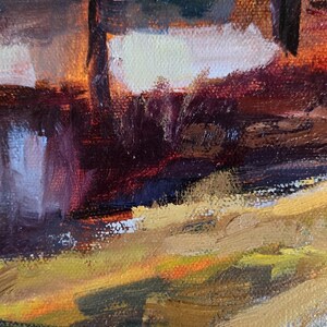 K&ouml;nnte beinhalten: Impressionistisches &Ouml;lgem&auml;lde einer Landschaft mit B&auml;umen und einem Gew&auml;sser. Das Kunstwerk zeigt eine Palette warmer Farben, darunter Rot, Orange und Gelb, mit k&uuml;hlen Blau- und Wei&szlig;t&ouml;nen. Die Pinselstriche sind sichtbar und erzeugen Textur.