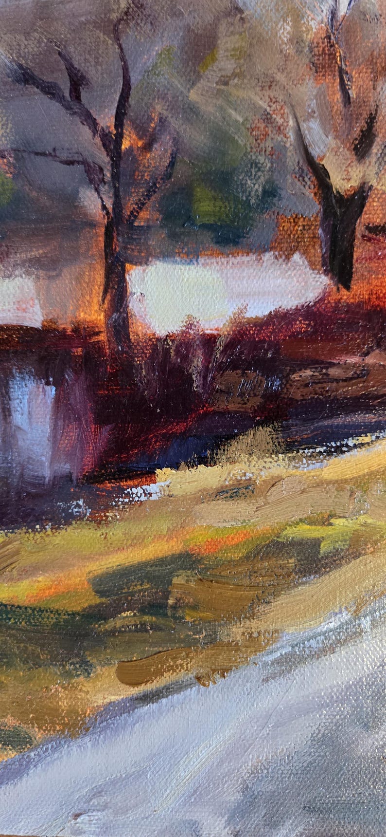 K&ouml;nnte beinhalten: Impressionistisches &Ouml;lgem&auml;lde einer Landschaft mit B&auml;umen und einem Gew&auml;sser. Das Kunstwerk zeigt eine Palette warmer Farben, darunter Rot, Orange und Gelb, mit k&uuml;hlen Blau- und Wei&szlig;t&ouml;nen. Die Pinselstriche sind sichtbar und erzeugen Textur.