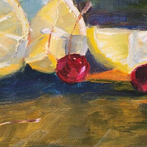 Puede incluir: Pintura al &oacute;leo de limones en rodajas y cerezas. Los limones son amarillos y blancos, con una apariencia texturizada. Las cerezas son de un rojo intenso, con tallos verdes. El fondo es una mezcla de azul oscuro, verde y amarillo.