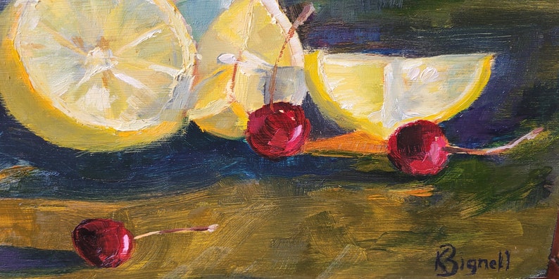 Puede incluir: Pintura al &oacute;leo de limones en rodajas y cerezas. Los limones son amarillos y blancos, con una apariencia texturizada. Las cerezas son de un rojo intenso, con tallos verdes. El fondo es una mezcla de azul oscuro, verde y amarillo.
