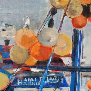 Op de afbeelding: Olieverfschilderij van een vissersboot met oranje en gele boeien. De boot is blauw en wit, met figuren van mensen aan boord. De lucht is bewolkt met een paar meeuwen op de boeien.