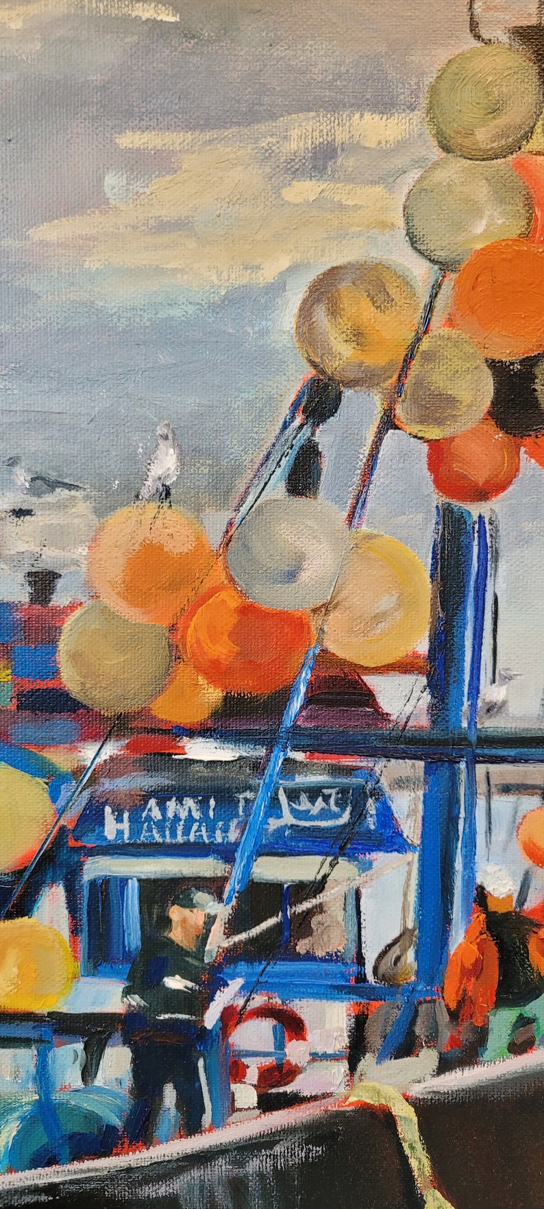 Op de afbeelding: Olieverfschilderij van een vissersboot met oranje en gele boeien. De boot is blauw en wit, met figuren van mensen aan boord. De lucht is bewolkt met een paar meeuwen op de boeien.