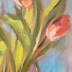 Puede incluir: Pintura al &oacute;leo de un ramo de tulipanes en un jarr&oacute;n. Los tulipanes son una vibrante mezcla de rojo y naranja, con hojas verdes. El fondo es una mezcla de azul, morado y amarillo.