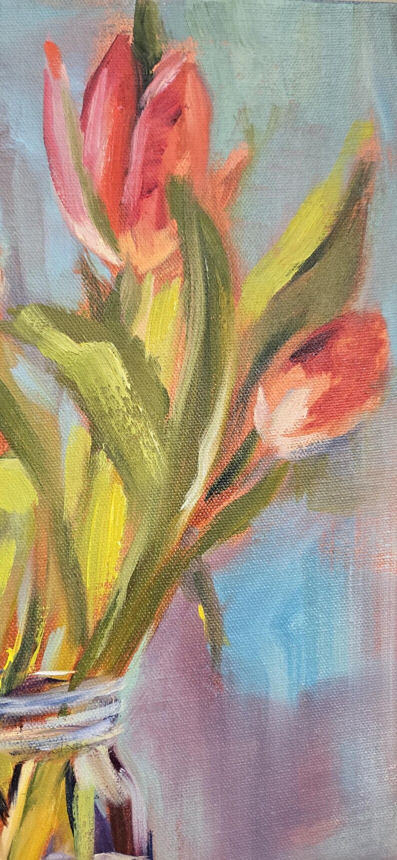 Puede incluir: Pintura al &oacute;leo de un ramo de tulipanes en un jarr&oacute;n. Los tulipanes son una vibrante mezcla de rojo y naranja, con hojas verdes. El fondo es una mezcla de azul, morado y amarillo.