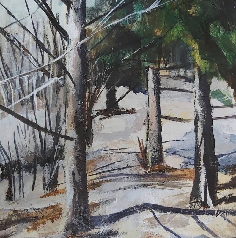 K&ouml;nnte beinhalten: Ein Aquarellbild, das eine verschneite Waldszene mit hohen B&auml;umen und &Auml;sten zeigt. Die B&auml;ume sind in Braun-, Gr&uuml;n- und Wei&szlig;t&ouml;nen gemalt, und der Schnee ist hellgrau. Das Bild hat eine weiche, vertr&auml;umte Atmosph&auml;re.