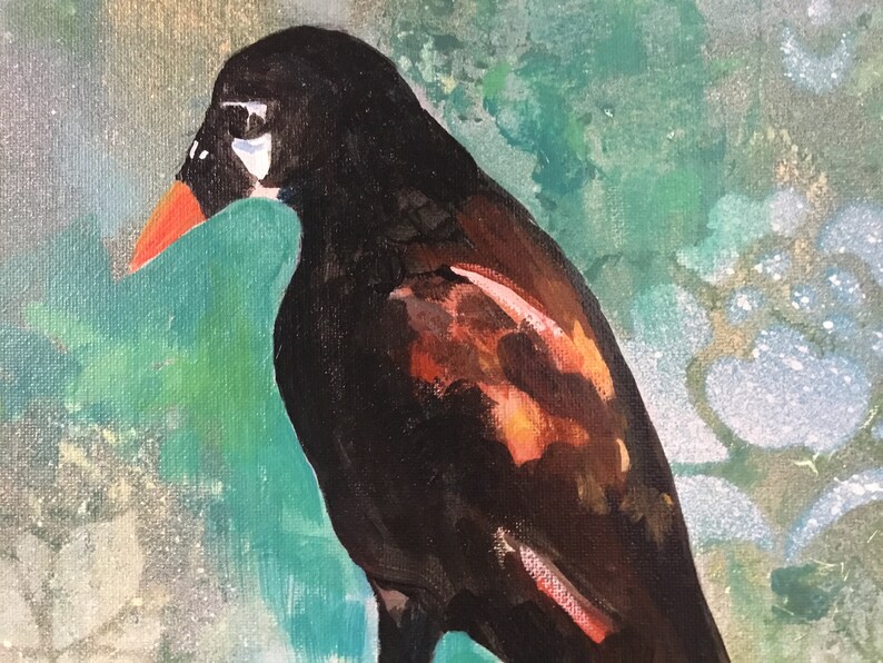 Op de afbeelding: Een schilderij van een zwarte vogel met een rode snavel en oranje en bruine veren. De vogel zit op een tak tegen een groene en blauwe achtergrond.