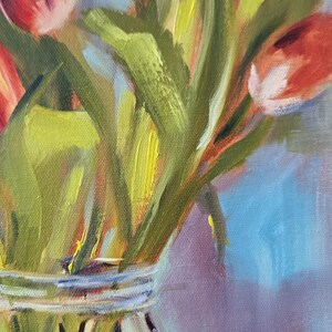 Puede incluir: Pintura al &oacute;leo de un ramo de tulipanes rojos en un tarro de cristal transparente. Los tulipanes tienen hojas y tallos verdes, sobre un fondo azul, morado y blanco.