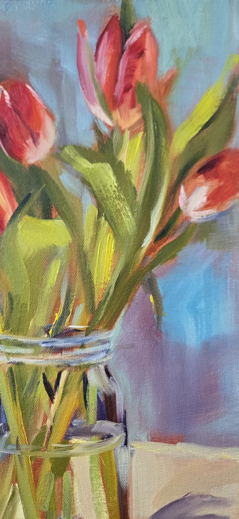 Puede incluir: Pintura al &oacute;leo de un ramo de tulipanes rojos en un tarro de cristal transparente. Los tulipanes tienen hojas y tallos verdes, sobre un fondo azul, morado y blanco.