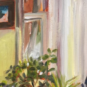 Puede incluir: Una pintura al &oacute;leo que representa una naturaleza muerta. La obra presenta una ventana con cortinas blancas, un peque&ntilde;o cuadro enmarcado y una planta en maceta con hojas verdes y peque&ntilde;as flores moradas. La paleta de colores incluye tonos de verde, marr&oacute;n y blanco.