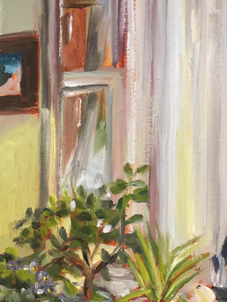 Puede incluir: Una pintura al &oacute;leo que representa una naturaleza muerta. La obra presenta una ventana con cortinas blancas, un peque&ntilde;o cuadro enmarcado y una planta en maceta con hojas verdes y peque&ntilde;as flores moradas. La paleta de colores incluye tonos de verde, marr&oacute;n y blanco.