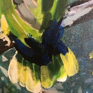 Puede incluir: Un primer plano de una pintura de un p&aacute;jaro con plumas verdes, amarillas, azules y blancas. El p&aacute;jaro est&aacute; posado en una rama con un fondo azul y negro.
