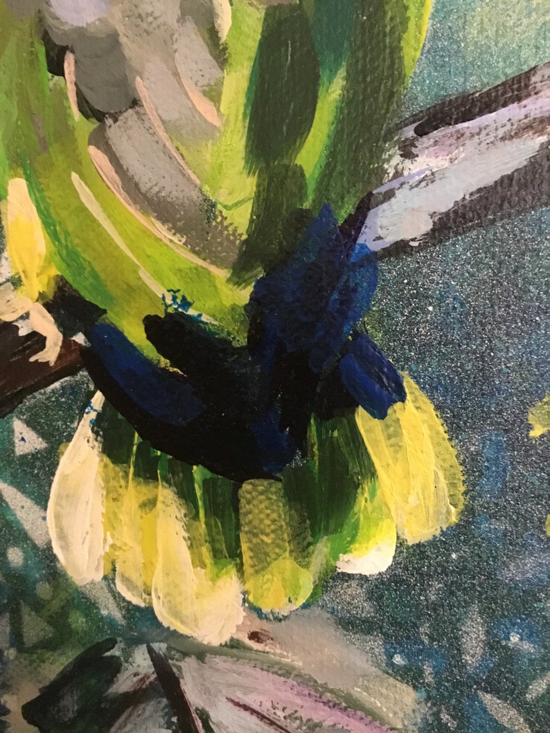 Puede incluir: Un primer plano de una pintura de un p&aacute;jaro con plumas verdes, amarillas, azules y blancas. El p&aacute;jaro est&aacute; posado en una rama con un fondo azul y negro.