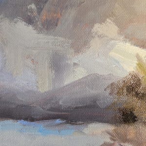 K&ouml;nnte beinhalten: Originales &Ouml;lgem&auml;lde auf Leinwand, das eine Landschaft mit bew&ouml;lktem Himmel darstellt. Das Kunstwerk zeigt eine Palette aus Blau-, Grau- und Gelbt&ouml;nen, wobei sichtbare Pinselstriche Textur erzeugen. Das Gem&auml;lde weckt ein Gef&uuml;hl von Natur und Atmosph&auml;re.