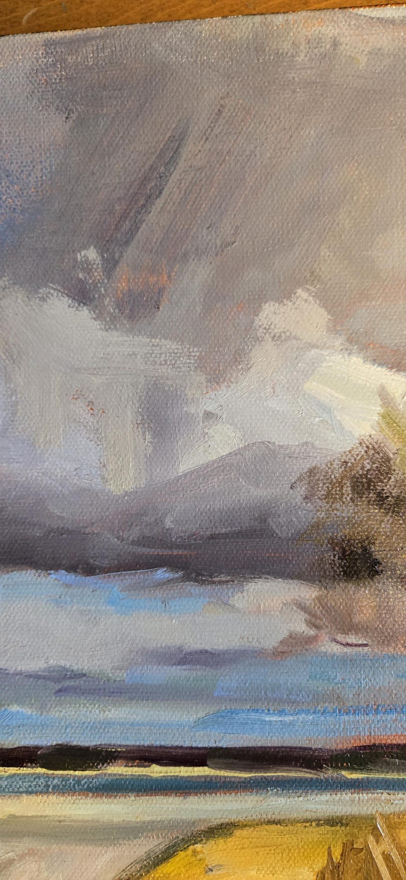 K&ouml;nnte beinhalten: Originales &Ouml;lgem&auml;lde auf Leinwand, das eine Landschaft mit bew&ouml;lktem Himmel darstellt. Das Kunstwerk zeigt eine Palette aus Blau-, Grau- und Gelbt&ouml;nen, wobei sichtbare Pinselstriche Textur erzeugen. Das Gem&auml;lde weckt ein Gef&uuml;hl von Natur und Atmosph&auml;re.