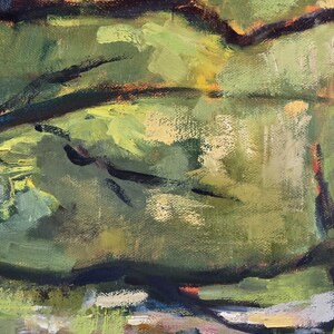 Puede incluir: Pintura al &oacute;leo de un paisaje verde con ramas oscuras y curvas. La obra de arte utiliza una paleta de verdes, amarillos y marrones, creando profundidad y luz natural. Las pinceladas visibles a&ntilde;aden textura. La pintura evoca una sensaci&oacute;n de naturaleza.