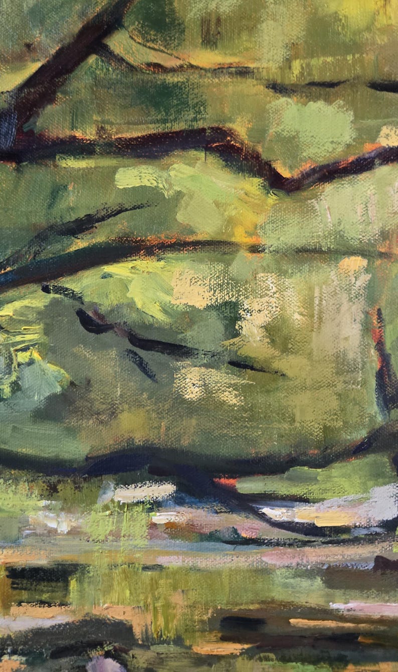 Puede incluir: Pintura al &oacute;leo de un paisaje verde con ramas oscuras y curvas. La obra de arte utiliza una paleta de verdes, amarillos y marrones, creando profundidad y luz natural. Las pinceladas visibles a&ntilde;aden textura. La pintura evoca una sensaci&oacute;n de naturaleza.