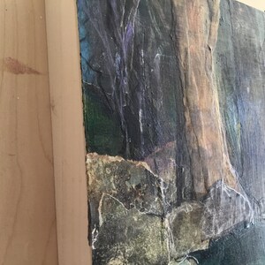 Peut inclure: Peinture abstraite avec une surface textur&eacute;e. La peinture pr&eacute;sente une vari&eacute;t&eacute; de couleurs, notamment le brun, le vert, le bleu et le blanc. La peinture est encadr&eacute;e dans un cadre en bois.