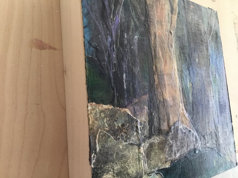 Peut inclure: Peinture abstraite avec une surface textur&eacute;e. La peinture pr&eacute;sente une vari&eacute;t&eacute; de couleurs, notamment le brun, le vert, le bleu et le blanc. La peinture est encadr&eacute;e dans un cadre en bois.