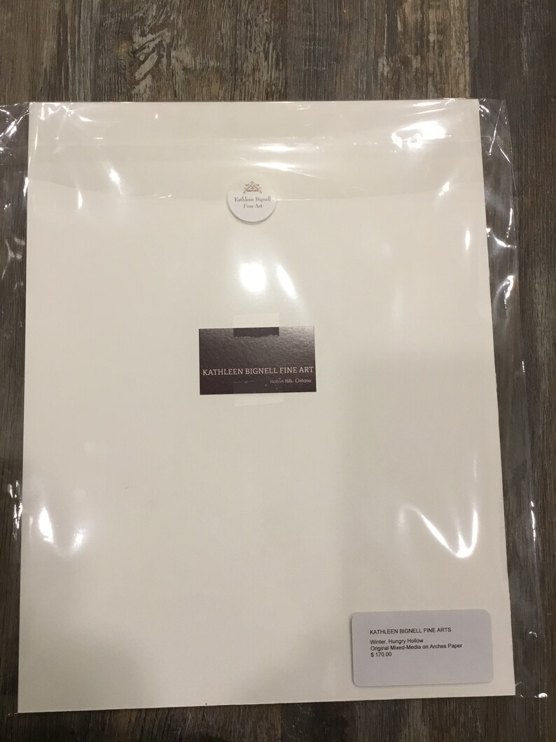 Puede incluir: Una impresi&oacute;n blanca con paspart&uacute; de una pintura de paisaje de invierno titulada "Winter, Hungry Hollow". La impresi&oacute;n est&aacute; firmada por la artista, Kathleen Bignell, y tiene un precio de 135,00 &euro;.