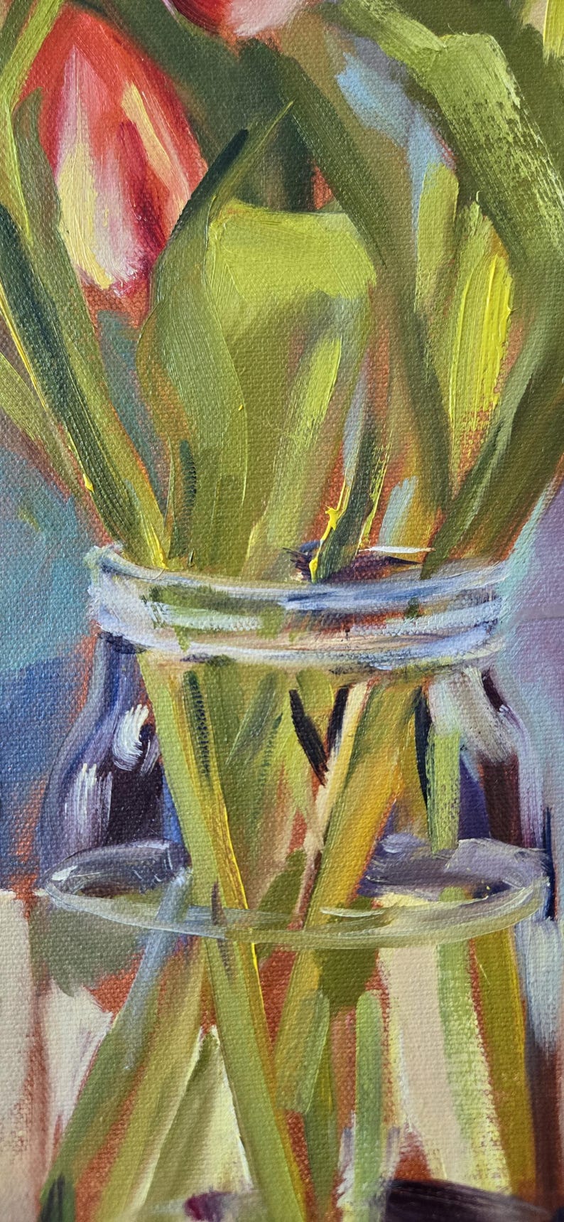 Puede incluir: Una pintura al &oacute;leo de un jarr&oacute;n de vidrio lleno de tallos verdes y flores rojas y rosas. El jarr&oacute;n tiene un borde plateado y se asienta sobre una superficie clara. La obra de arte est&aacute; realizada con pinceladas visibles.