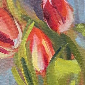Puede incluir: Pintura al &oacute;leo de tulipanes rojos con hojas verdes en un tarro de cristal. Los tulipanes tienen p&eacute;talos rojos con bordes blancos. El fondo es una mezcla de azul, morado y verde.