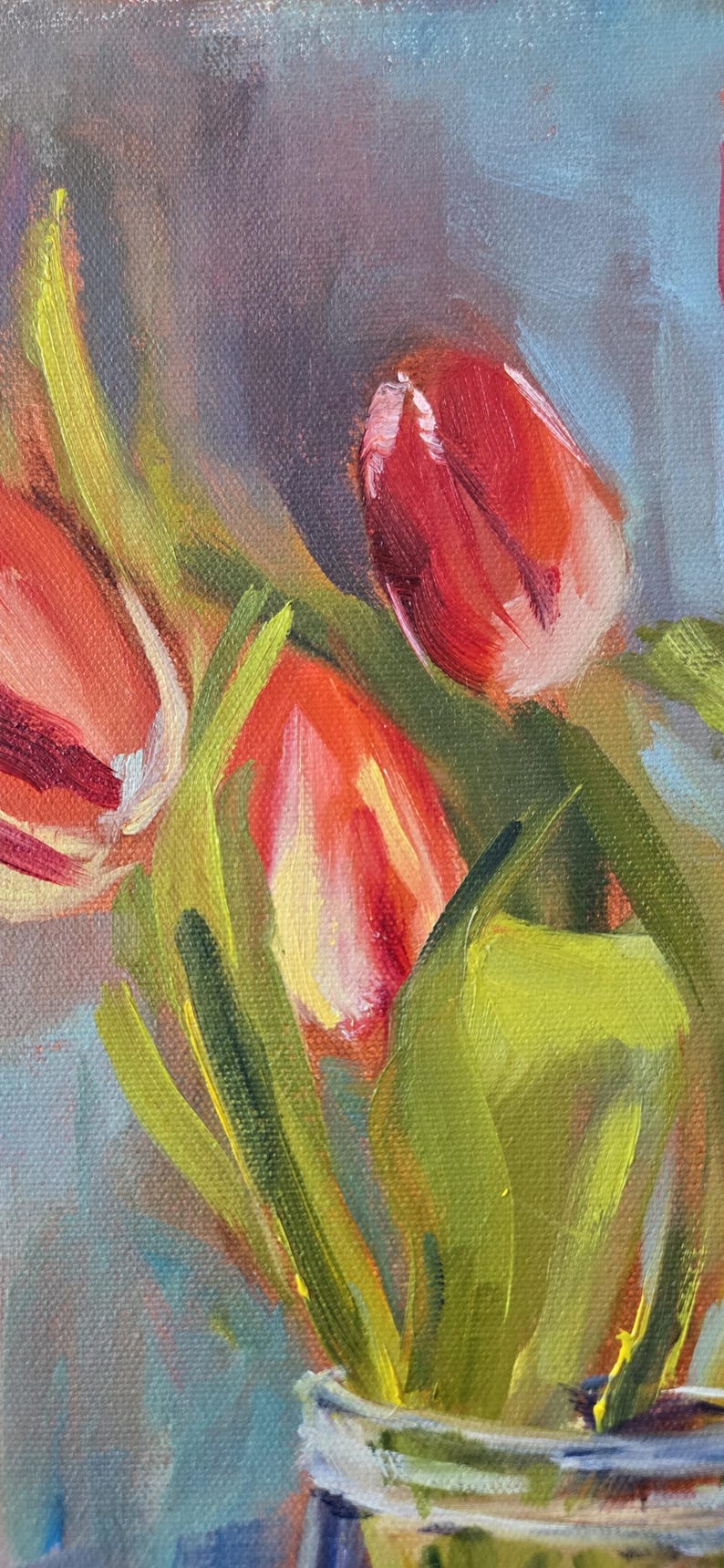 Puede incluir: Pintura al &oacute;leo de tulipanes rojos con hojas verdes en un tarro de cristal. Los tulipanes tienen p&eacute;talos rojos con bordes blancos. El fondo es una mezcla de azul, morado y verde.