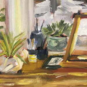 Puede incluir: Una pintura al &oacute;leo que representa una naturaleza muerta. La obra presenta un escritorio con materiales de arte, incluyendo pinceles, una peque&ntilde;a paleta y plantas en macetas. La paleta de colores es c&aacute;lida, con tonos de amarillo, marr&oacute;n y verde.