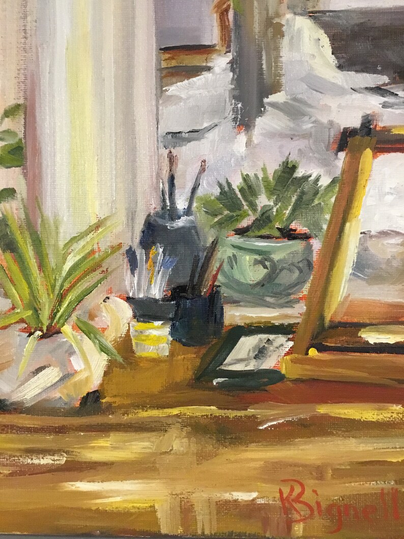 Puede incluir: Una pintura al &oacute;leo que representa una naturaleza muerta. La obra presenta un escritorio con materiales de arte, incluyendo pinceles, una peque&ntilde;a paleta y plantas en macetas. La paleta de colores es c&aacute;lida, con tonos de amarillo, marr&oacute;n y verde.