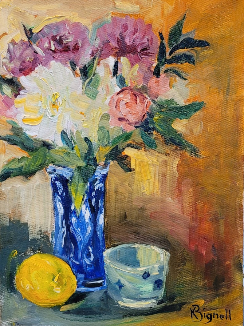 Puede incluir: Pintura al &oacute;leo de un bodeg&oacute;n floral. Un jarr&oacute;n azul y blanco contiene un ramo de flores blancas, rosas y moradas. Un lim&oacute;n amarillo y una peque&ntilde;a taza azul y blanca tambi&eacute;n est&aacute;n presentes. La pintura est&aacute; firmada "Bignell".