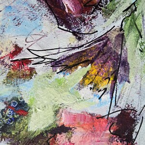 Pu&ograve; includere: Un dipinto astratto con strati spessi e strutturati di pittura a olio in tonalit&agrave; verde salvia, viola intenso, rosa brillante e azzurro. La composizione include audaci linee nere simili a inchiostro che attraversano la superficie.
