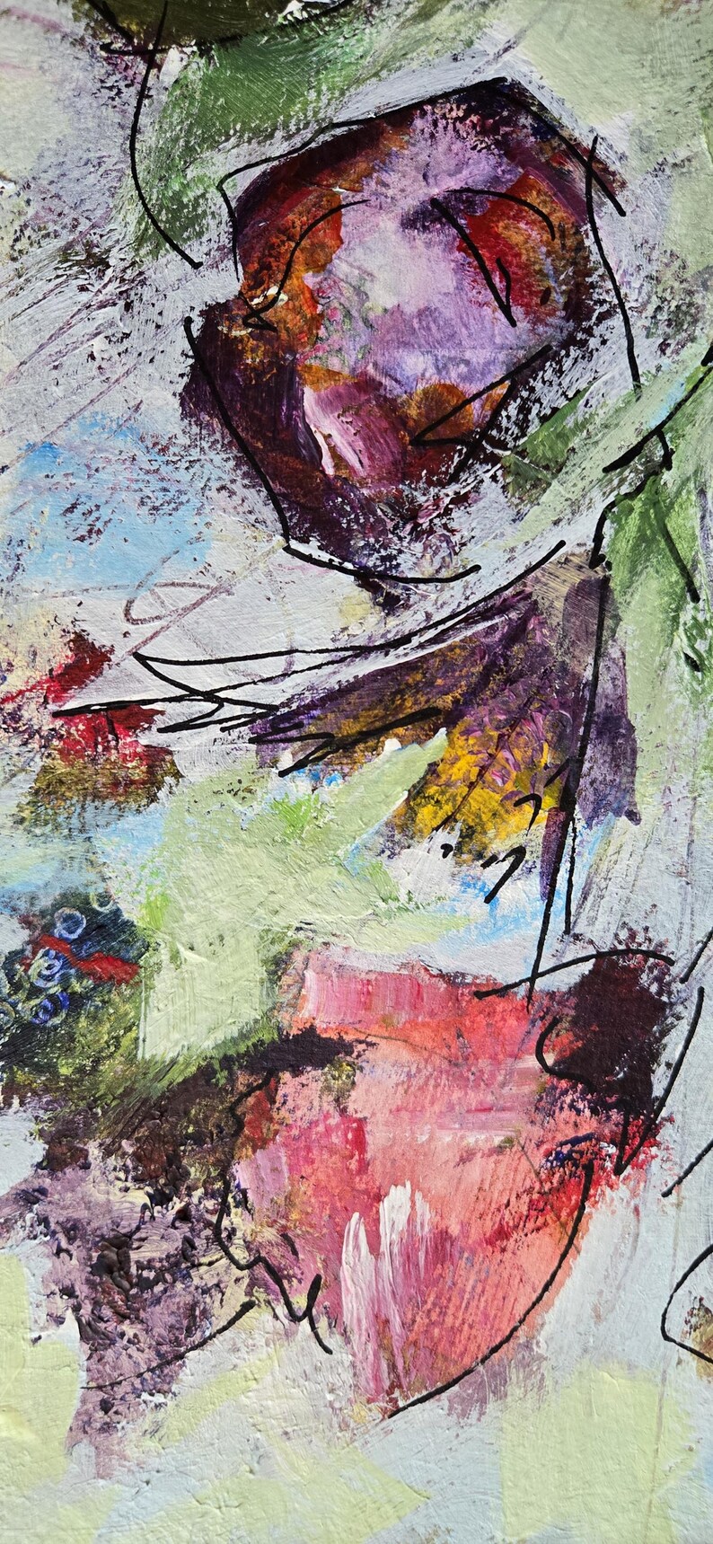 Pu&ograve; includere: Un dipinto astratto con strati spessi e strutturati di pittura a olio in tonalit&agrave; verde salvia, viola intenso, rosa brillante e azzurro. La composizione include audaci linee nere simili a inchiostro che attraversano la superficie.