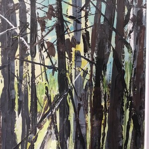 Puede incluir: Pintura abstracta de una escena de bosque con pinceladas verticales oscuras que representan &aacute;rboles. El fondo es de color azul claro y verde.